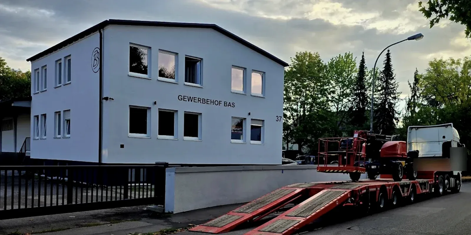Gewerbehof BAS in der Steinernen Furt mit beladenem Tieflader